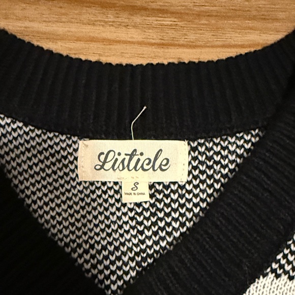 Listicle Black and White V-Neck Sweater - Picture 2 of 2